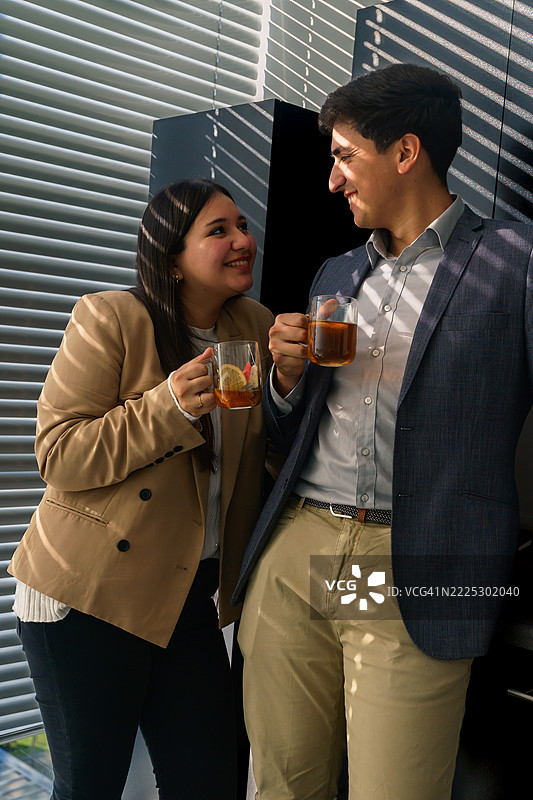 拉丁美洲的商务同事们在办公室享受茶歇时光图片素材