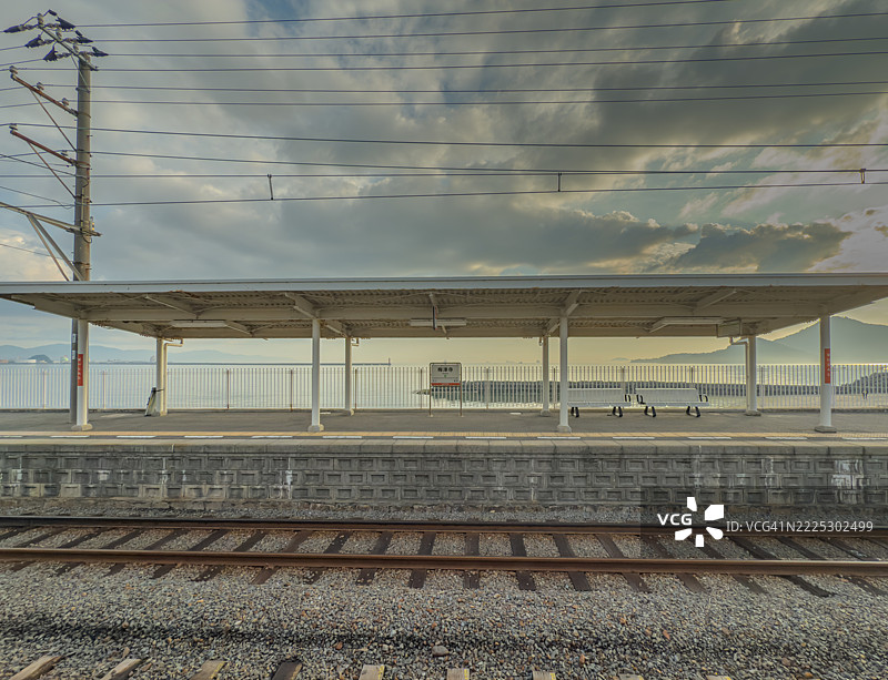日本爱媛县海边的地方火车站图片素材