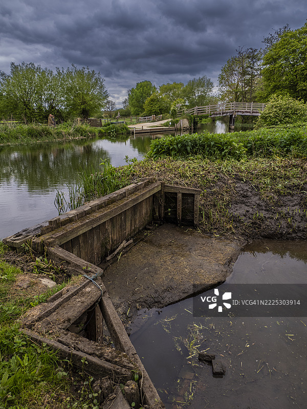 斯托尔河及英格兰萨福克的弗拉特福德美丽的河畔田园风光图片素材