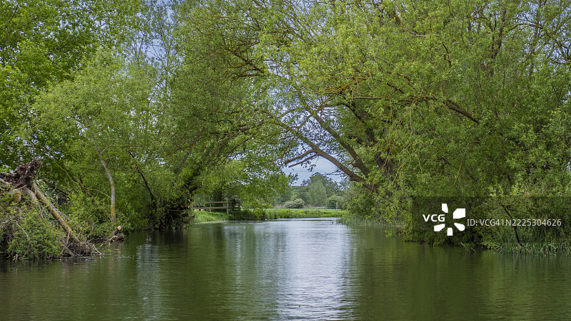 斯托尔河及英格兰萨福克的弗拉特福德美丽的河畔田园风光图片素材