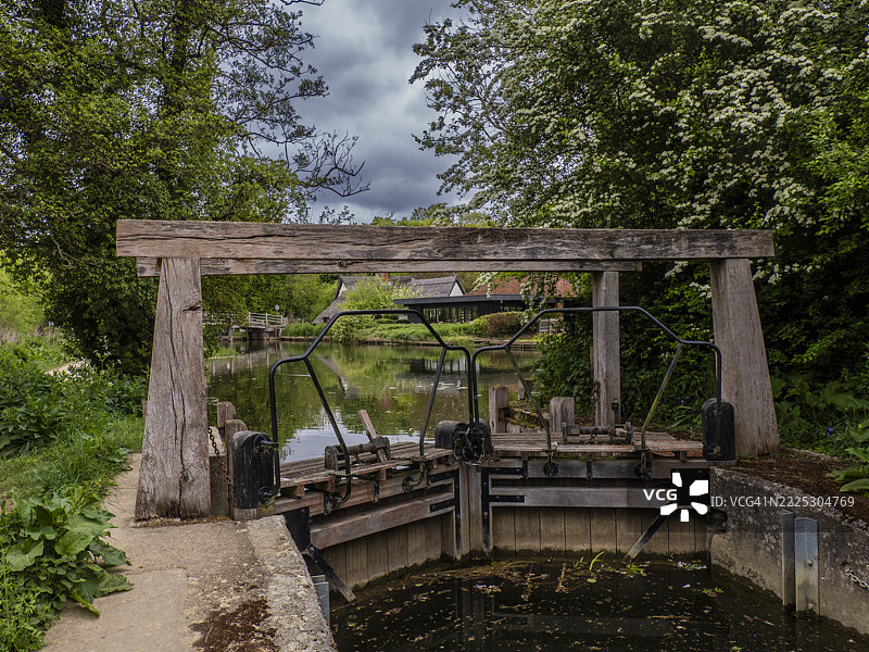 斯托尔河及英格兰萨福克的弗拉特福德美丽的河畔田园风光图片素材