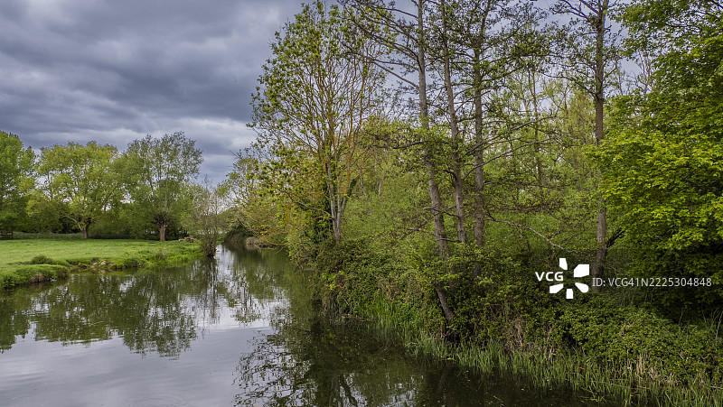 斯托尔河及英格兰萨福克的弗拉特福德美丽的河畔田园风光图片素材