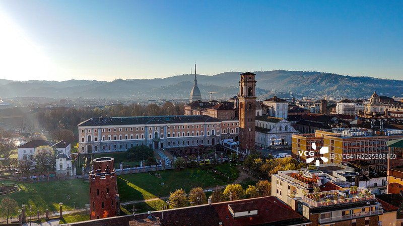 都灵大教堂和圣裹尸布礼拜堂的鸟瞰图，背景是安托内利亚纳塔和山丘，晨光中的历史地标和文化遗产图片素材