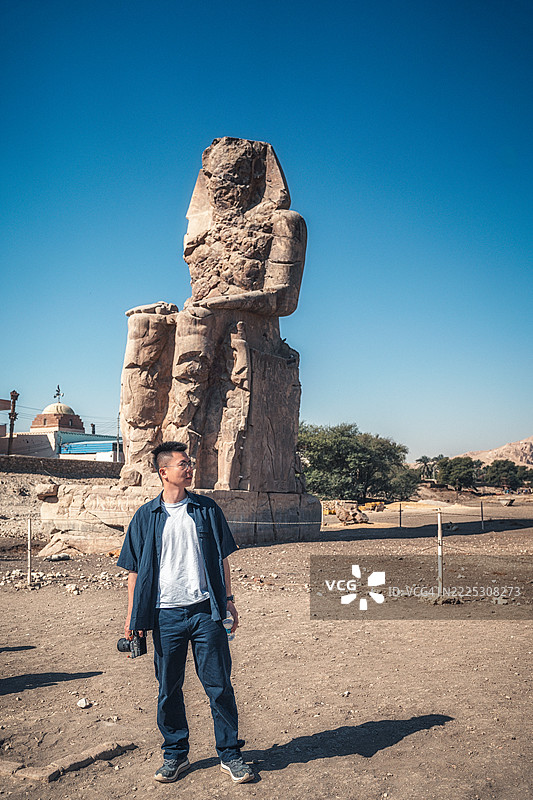 在埃及卢克索的门农巨像前的男子照片图片素材