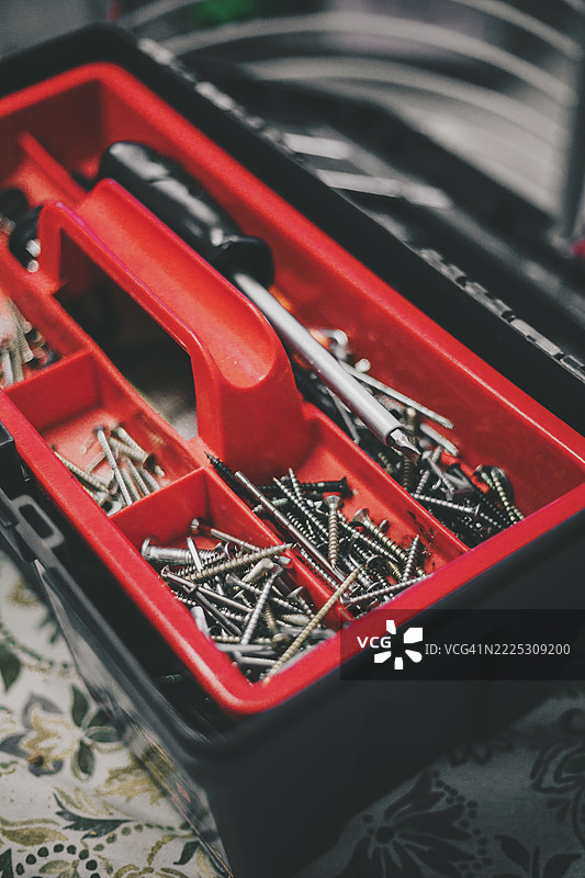 概念图：一个打开的工具箱，里面整齐地排列着各种工具，象征着解决问题、修理和技能。图片素材