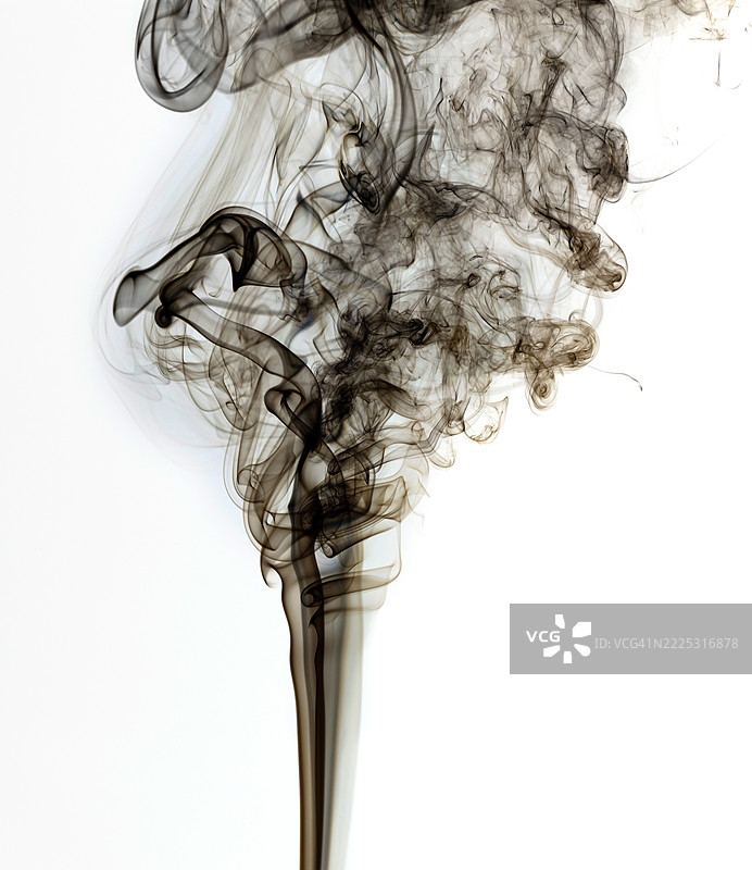 一缕柔和的棕色烟雾在白色背景上升起。图片素材