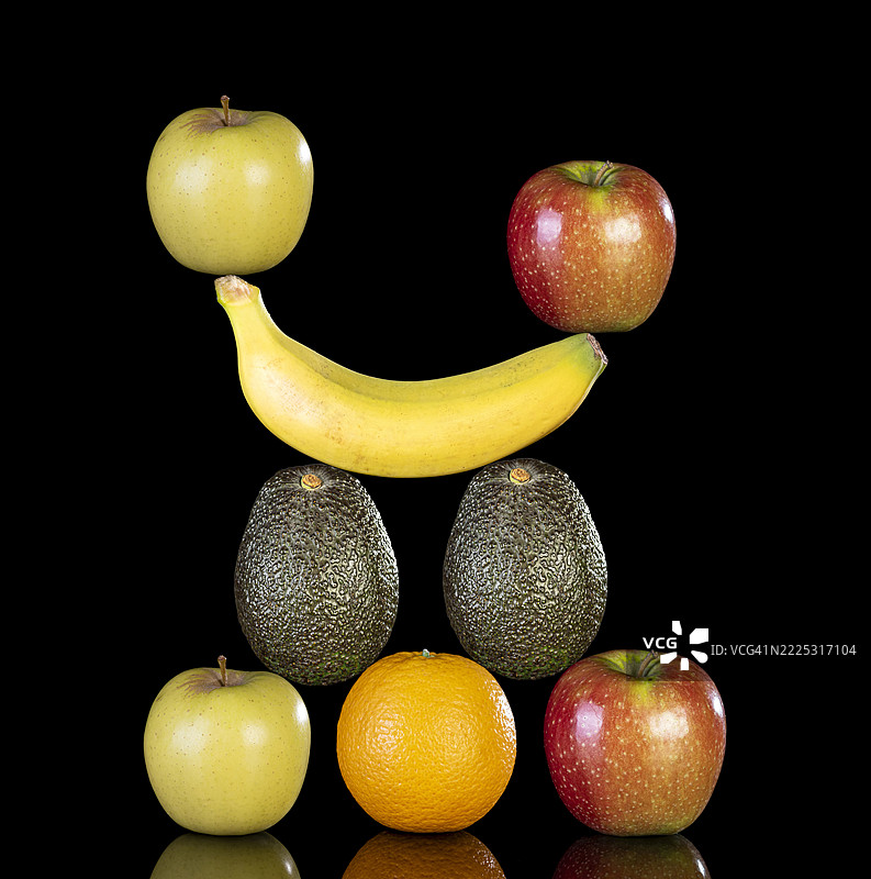 八种整齐的新鲜水果在黑色背景上平衡摆放。图片素材
