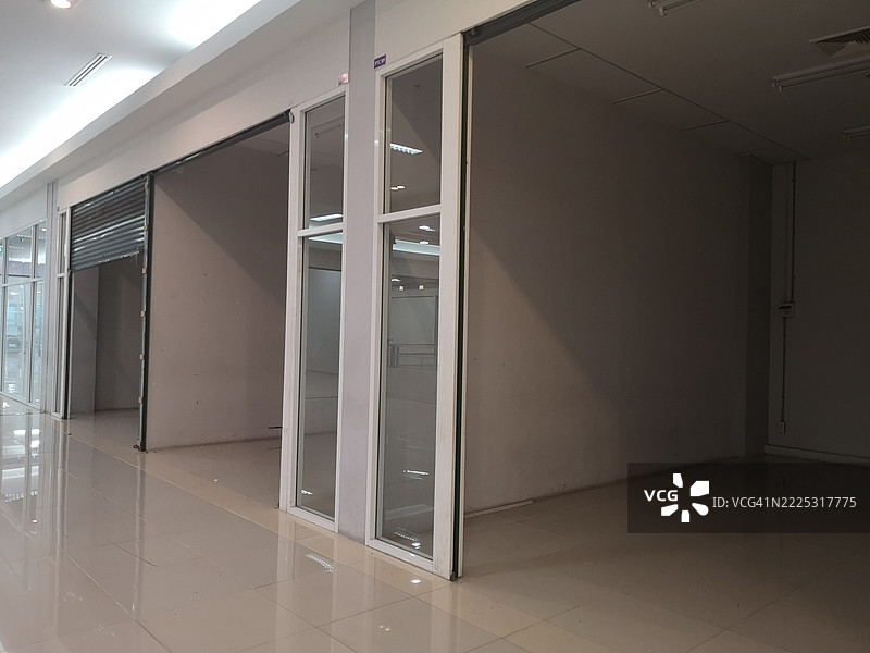 安装钢卷门的空房间图片素材