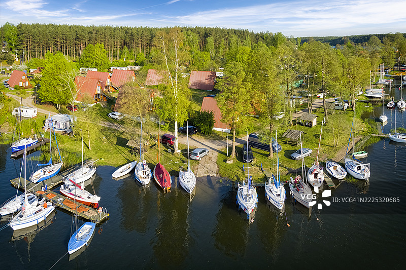 波兰的假期 - 卡舒比亚地区的Wdzydze湖的码头鸟瞰图图片素材