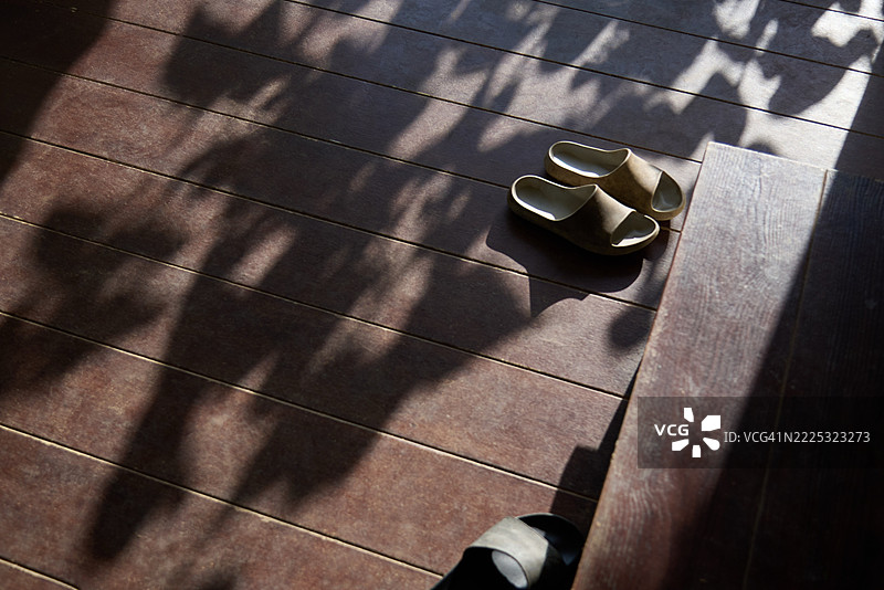 宁静的家居时刻，柔和的阴影和鞋子图片素材