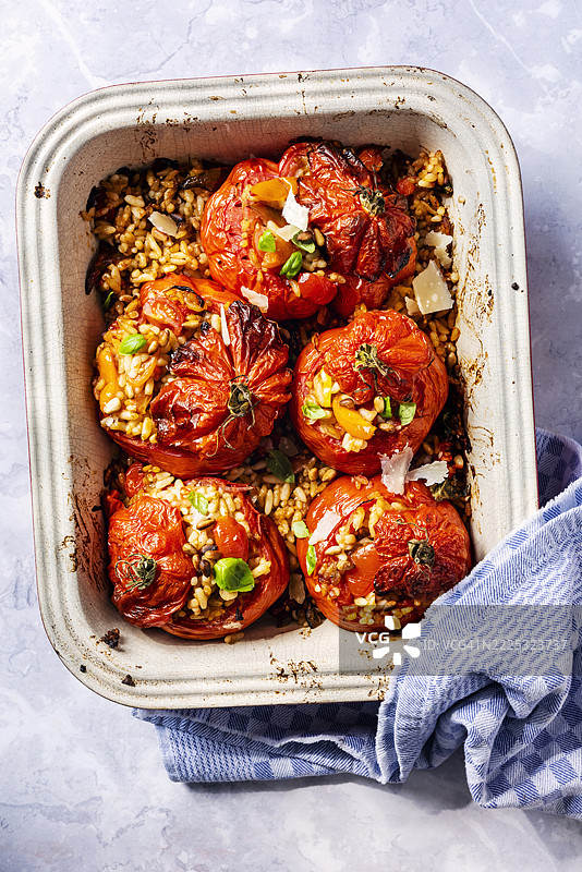 烤牛肉番茄配意大利米和罗勒图片素材