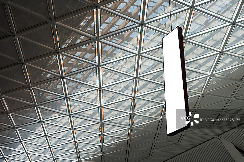 悬挂在建筑天花板上的广告牌与屏幕图片素材