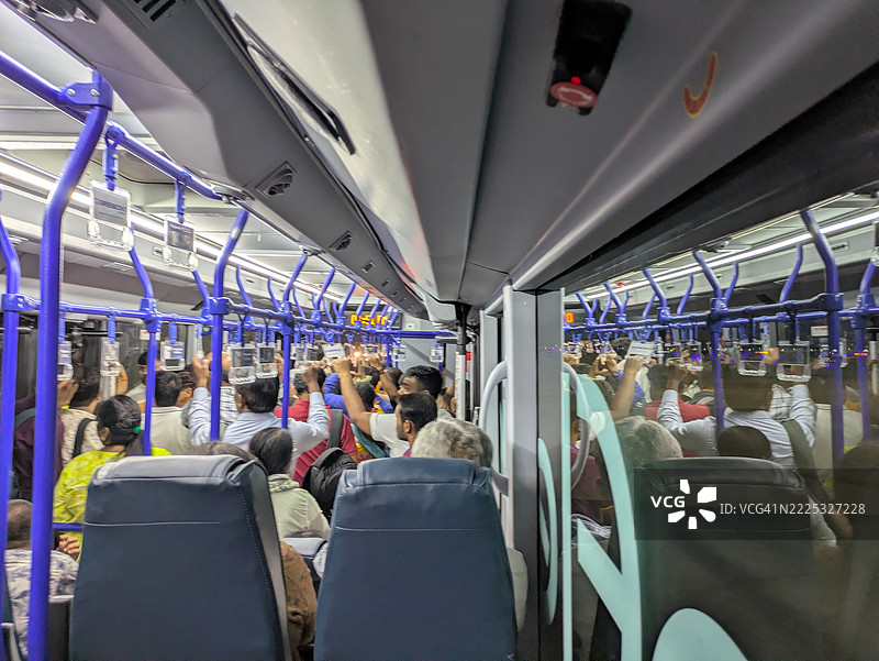 机场航站楼内的巴士图片素材