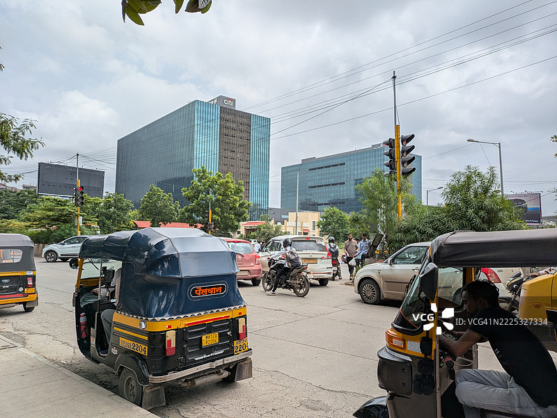 浦那市中心，建筑与车辆图片素材