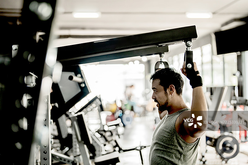 帅气的年轻亚洲男性在健身房进行有氧运动和锻炼。健康的运动目标和核心肌肉力量。图片素材