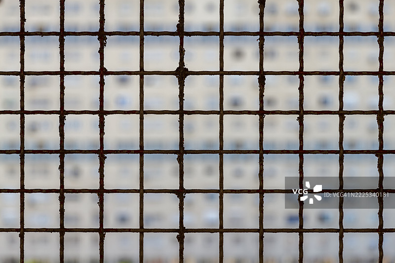 围栏后面的高层住宅建筑图片素材