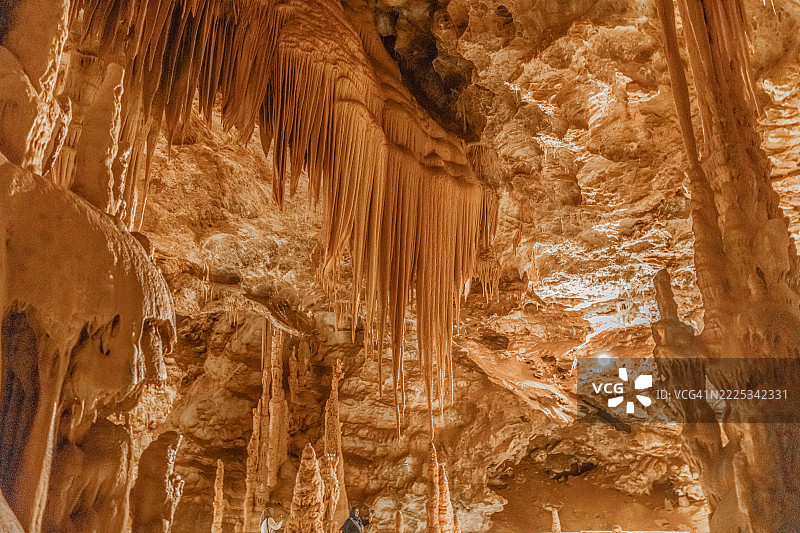土耳其卡拉贾洞穴壮观的钟乳石和洞穴地貌全景 – 自然之美与地质奇观图片素材