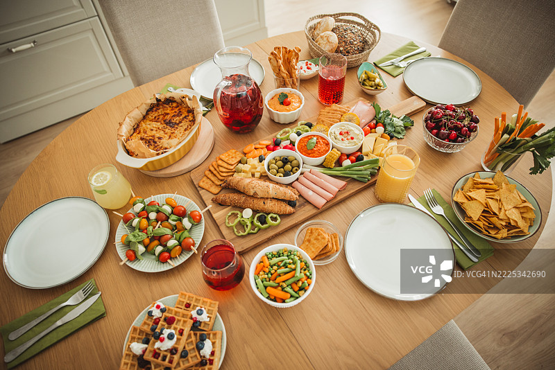 家里的桌子上摆满了食物和饮料图片素材
