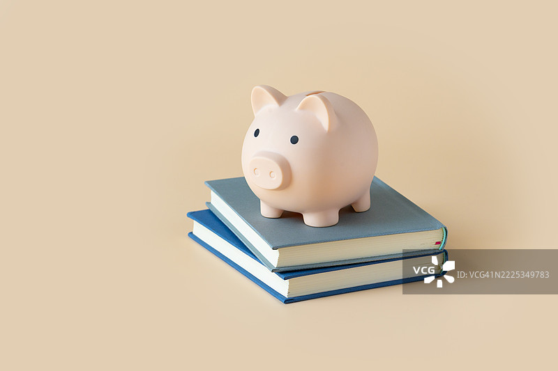 教育金融概念静物。图片素材