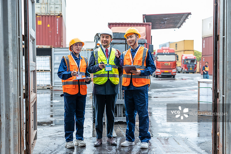 仓库管理人员正在检查集装箱内部的全景视图图片素材
