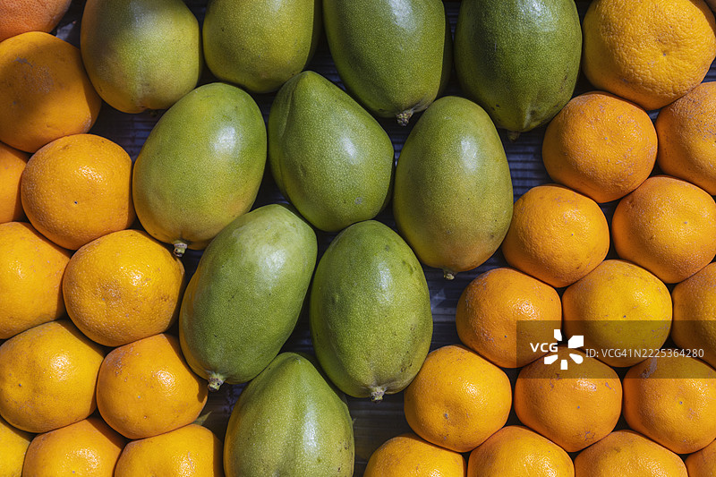 摩洛哥马拉喀什的果汁摊上的新鲜水果。图片素材