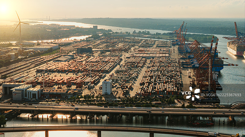 汉堡，德国的广阔集装箱港口码头在金色日落下图片素材