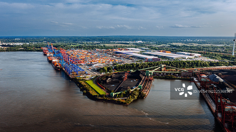 汉堡的航运港口和工业区的鸟瞰图图片素材