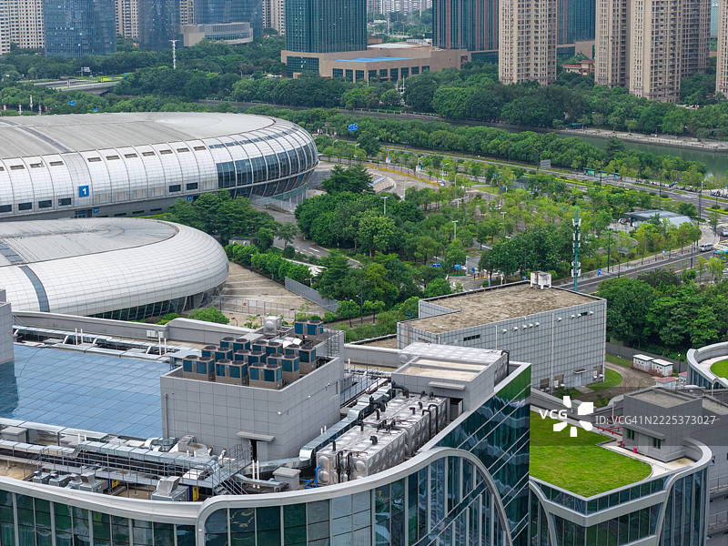 现代建筑与绿地的城市景观图片素材