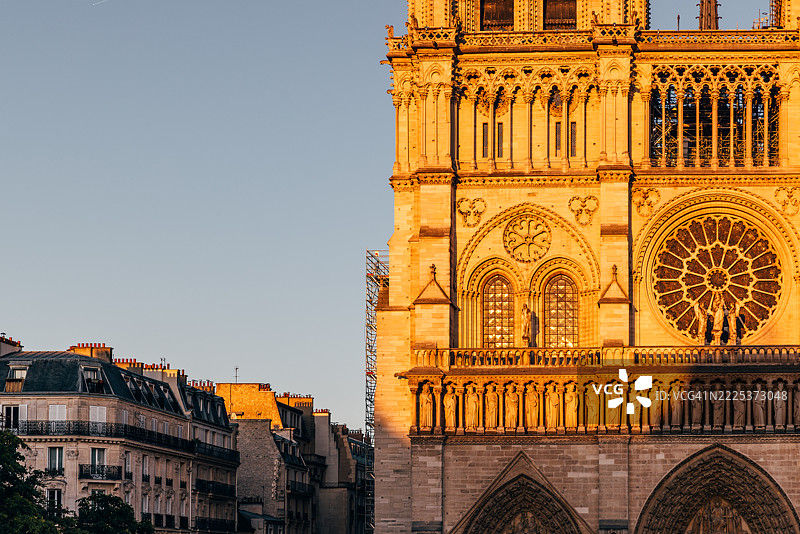 巴黎圣母院的教堂正面在日落时分，法国巴黎图片素材