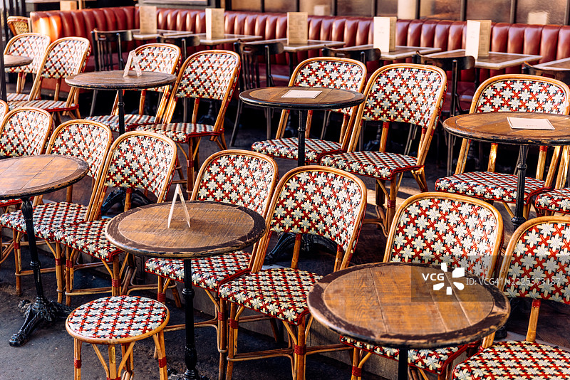 经典的巴黎人行道咖啡馆，配有藤椅和木桌，法国巴黎图片素材