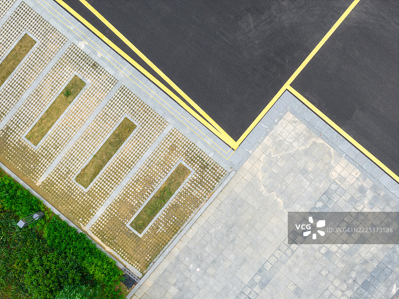 城市道路交叉口带有黄色标线图片素材