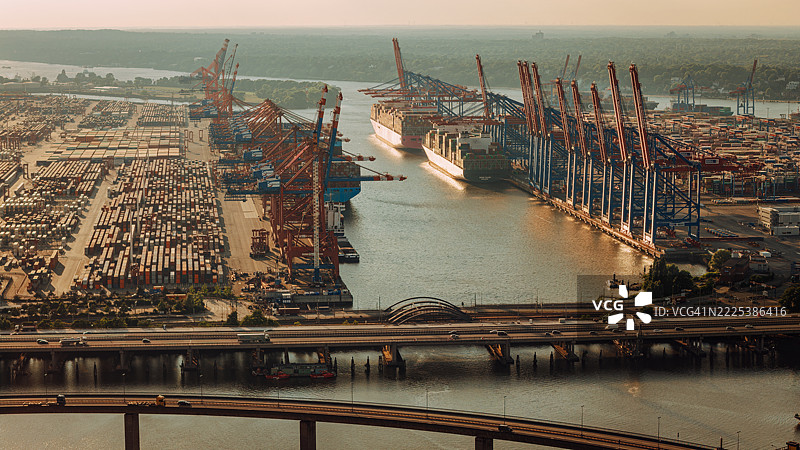 汉堡港繁忙的航拍视图，货运集装箱和起重机尽收眼底图片素材