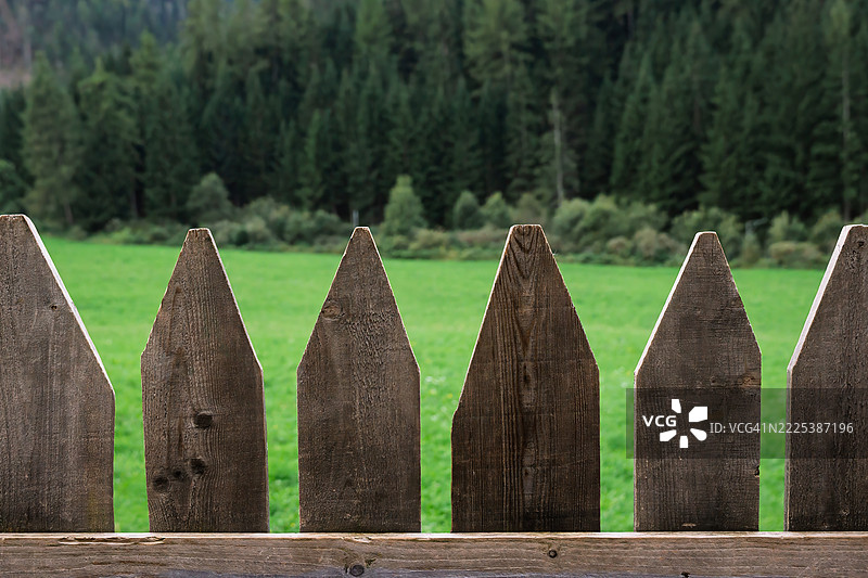 乡村风格的木栅栏与绿色风景相映成趣图片素材