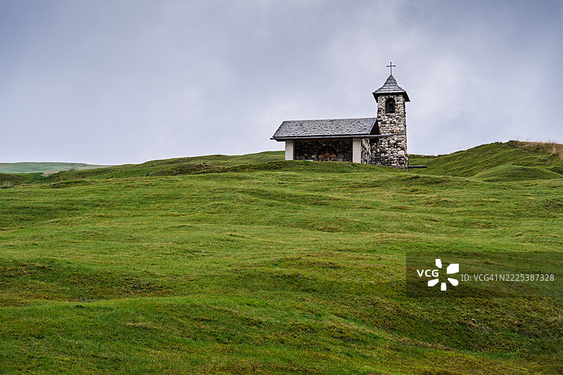 多洛米蒂山脉的山顶石教堂图片素材