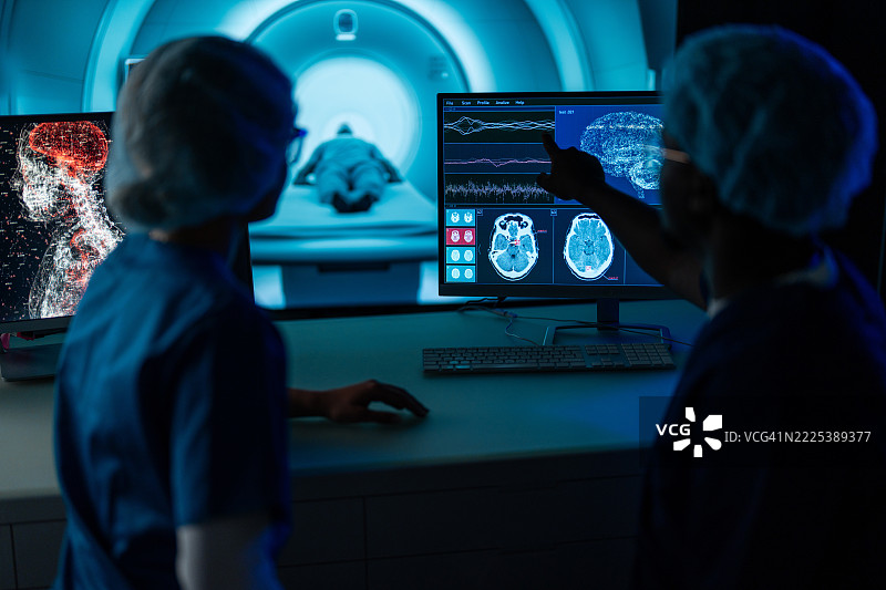 多元化的科学家在未来派电脑上审查MRI医学扫描的结果图片素材