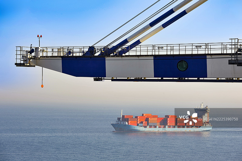 集装箱船在进出口和商业物流中的作用，国际运输，商业物流概念图片素材