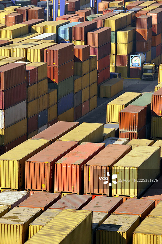集装箱堆叠。货运物流行业的集装箱运输概念图片素材