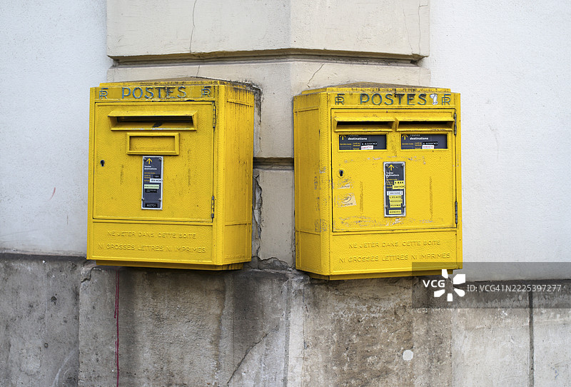 法国香槟省马恩省埃佩尔内一栋房屋墙壁上的两个黄色邮箱图片素材
