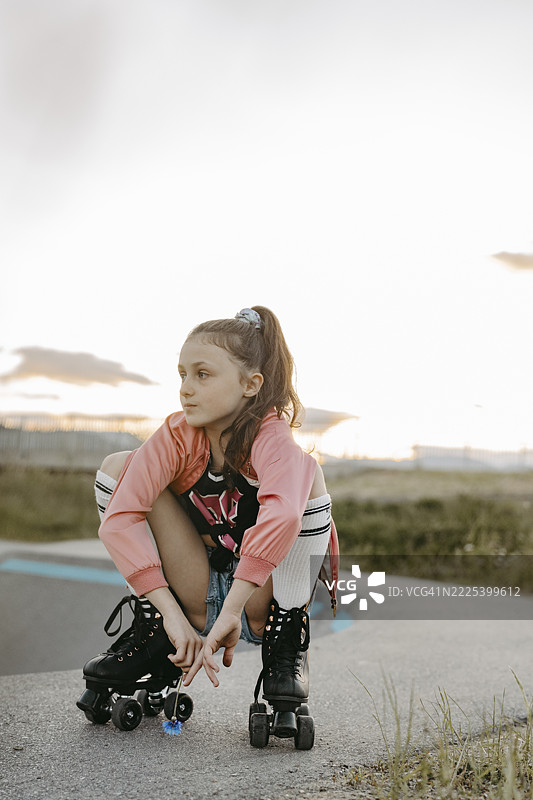 穿着旱冰鞋的女孩在溜冰场上图片素材