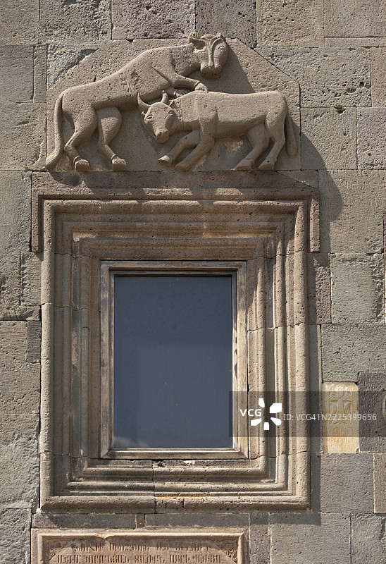 古老寺庙的窗户和雕塑，格加尔德，亚美尼亚图片素材