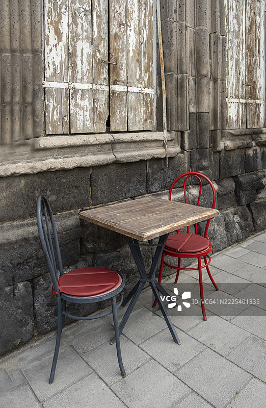 老城区街头咖啡馆的桌椅图片素材