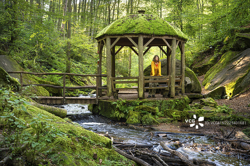 徒步者在亭子里,位于普法尔茨森林卡尔斯塔尔峡谷中的莫萨尔布溪流。卡尔斯塔尔峡谷自然保护区,卡尔斯塔尔,普法尔茨森林,莱茵兰-普法尔茨,德国图片素材
