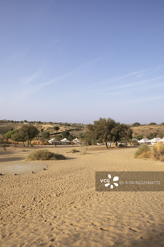 位于印度拉贾斯坦邦杰瑟梅尔附近的塔尔沙漠或大印度沙漠的沙漠营地或帐篷营地图片素材