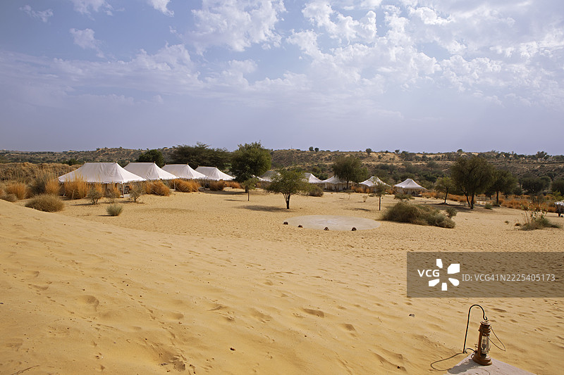 位于印度拉贾斯坦邦杰瑟梅尔附近的塔尔沙漠或大印度沙漠的沙漠营地或帐篷营地图片素材