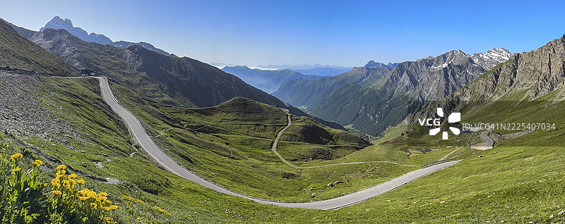 阿尔卑斯山高山通道全景，南坡南上山路，海拔2744米的阿涅尔山口，意大利皮埃蒙特地区的庞特基亚纳莱。图片素材