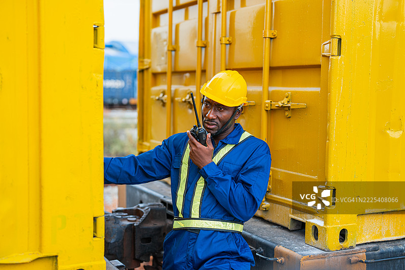 工头和出口团队在港口检查集装箱，管理运输和物流，涉及航运、进口和出口业务。图片素材