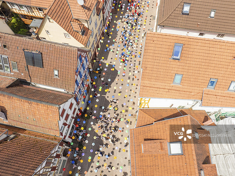 繁忙小巷的鸟瞰图，装饰着五彩缤纷的气球和许多人，950年卡尔夫，卡尔夫游行，黑森林，德国图片素材