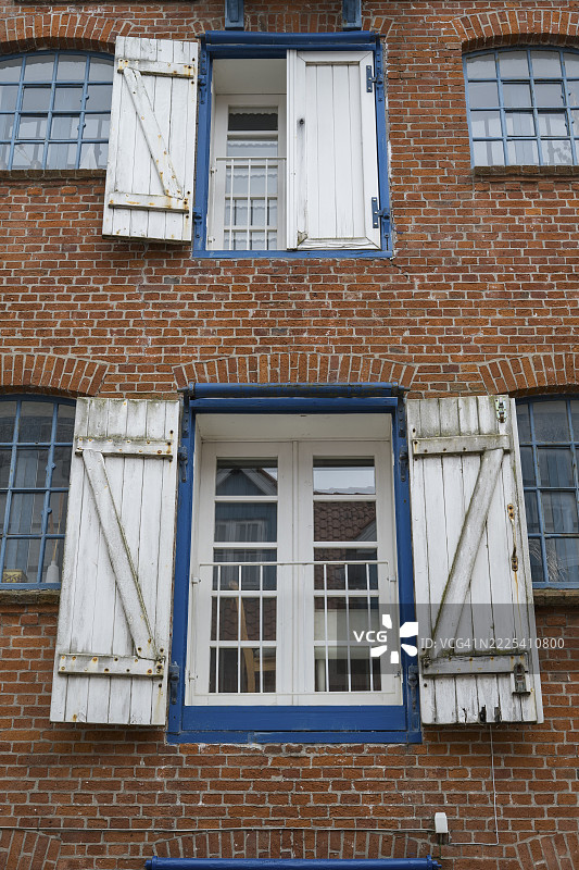 带百叶窗的窗户，砖砌外立面，仓库建筑，老城区，胡苏姆，北弗里斯兰，石勒苏益格-荷尔斯泰因，德国图片素材