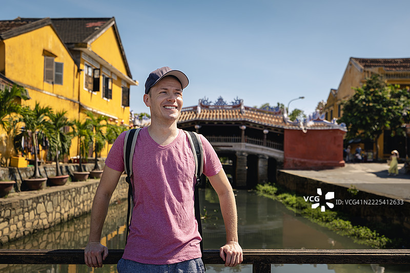 快乐的游客在古城探险图片素材