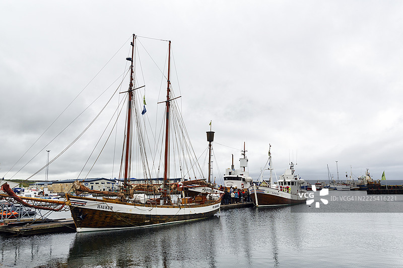 港口的船只，斯卡尔方迪湾的渔村，雨云，胡萨维克，冰岛北部，冰岛图片素材